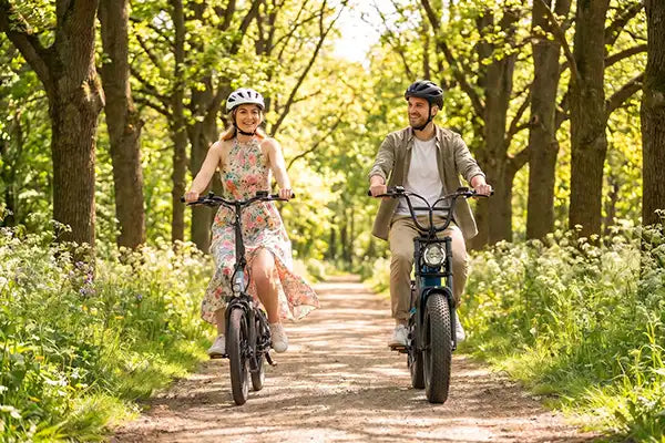 Dlaczego rodziny coraz częściej wybierają e-bike’i na letnie wakacje?