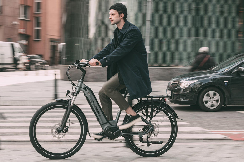 Jak dostosować strój rowerowy do każdej pory roku - praktyczne wskazówki